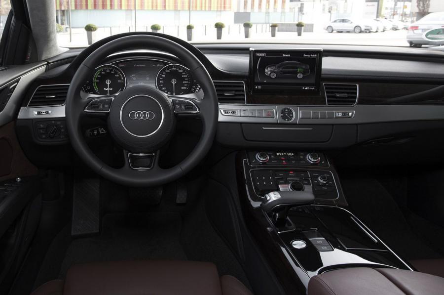 Торпедо Audi A8 Hybrid (D4) 2011 года  (WW) (фото 14 из 67)